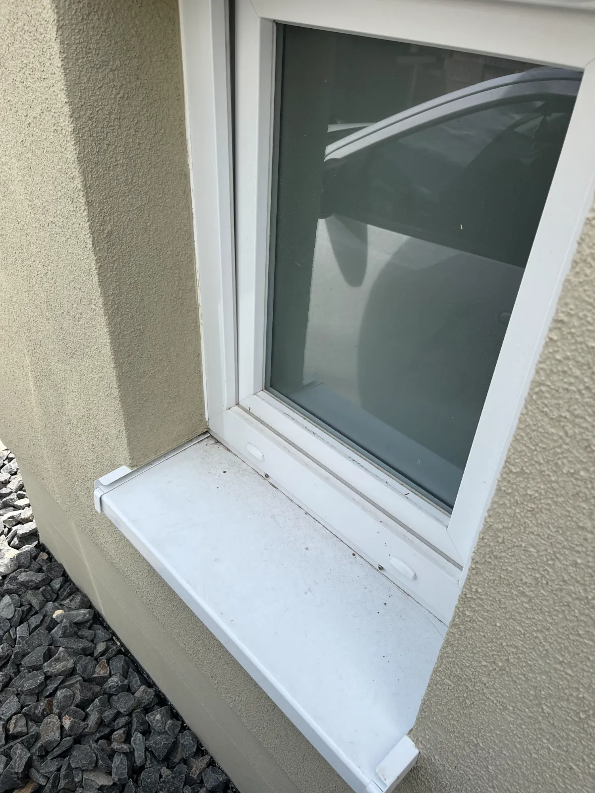 Fensterbank vor der Reinigung